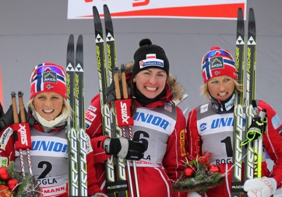 Therese Johaug, Justyna Kowalczyk, and Skofterud (right) on the World Cup podium in Rogla, Slovenia, in 2011. (Photo: Fischer/Nordic Focus.com)
