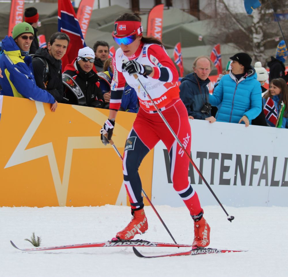 Heidi Weng scrambles to put Norway in first in Thursday's 4 x 5 k relay, 9.3 seconds ahead of France.