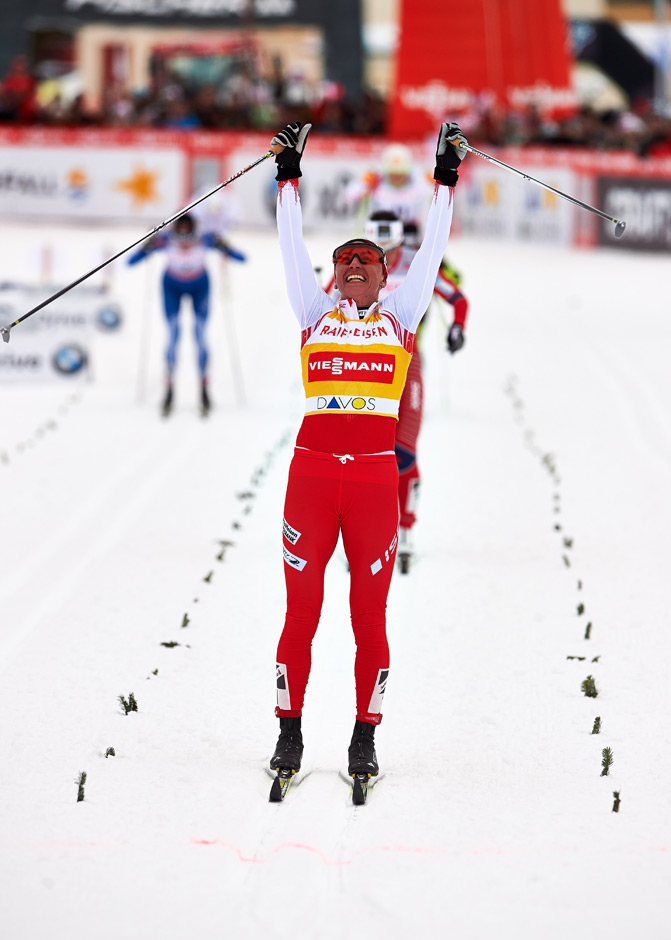 Justyna Kowalczyk celebrates her sprint win in Davos (Photo: Fischer/NordicFocus)
