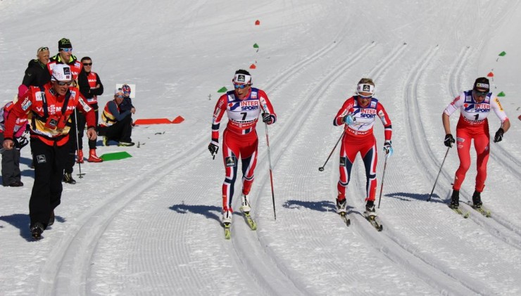 A Norwegian coach shouts to Marit Bjørgen (l) and Therese Johaug (c) as they set out on the last of six laps in Saturday's 30 k classic mass start with Poland's Justyna Kowalczyk. Bjørgen went on beat Kowalczyk by 3.7 seconds.
