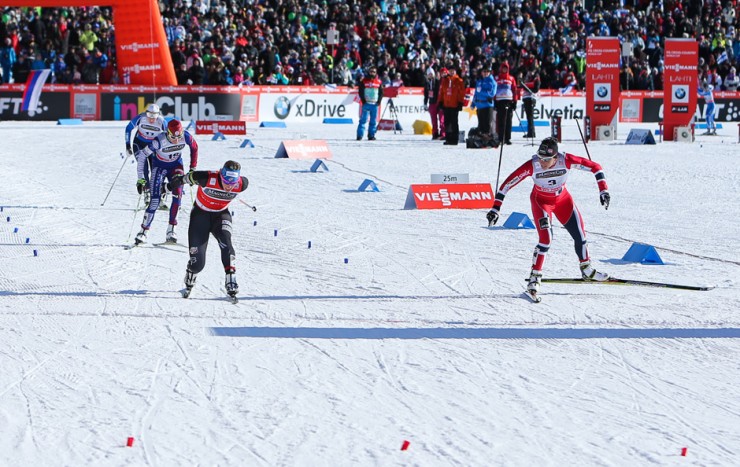 Randall and Bjørgen lunge for the line. Photo: Fischer/Nordic Focus.