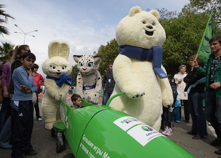 The mascots of the 2014 Sochi Winter Olympics, a polar bear (r), European hare (l) and an Amur leopard (c) seen on the city streets during the 2014 Winter Olympics: 1,000 Days To Go festival. (Photo: Wikimedia Commons)