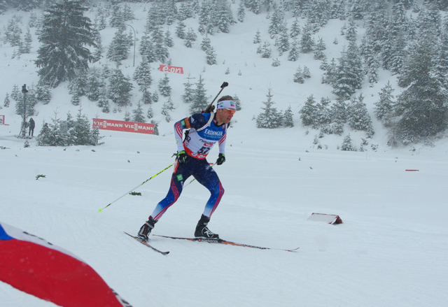 Lowell Bailey on course in Hochfilzen. Despite frustrating conditions, he finished 16th.