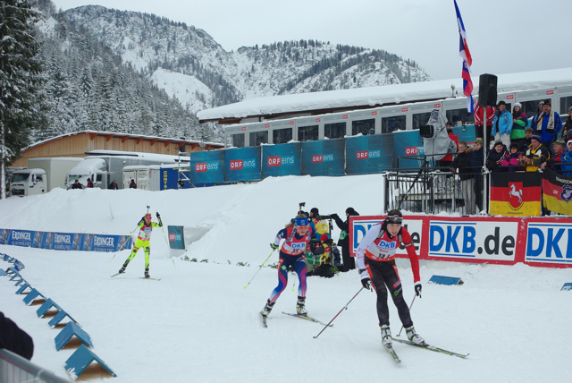 Hannah Dreissigacker (center) in the thick of it, leaving standing in eighth place behind Megan Heinicke of Canada.