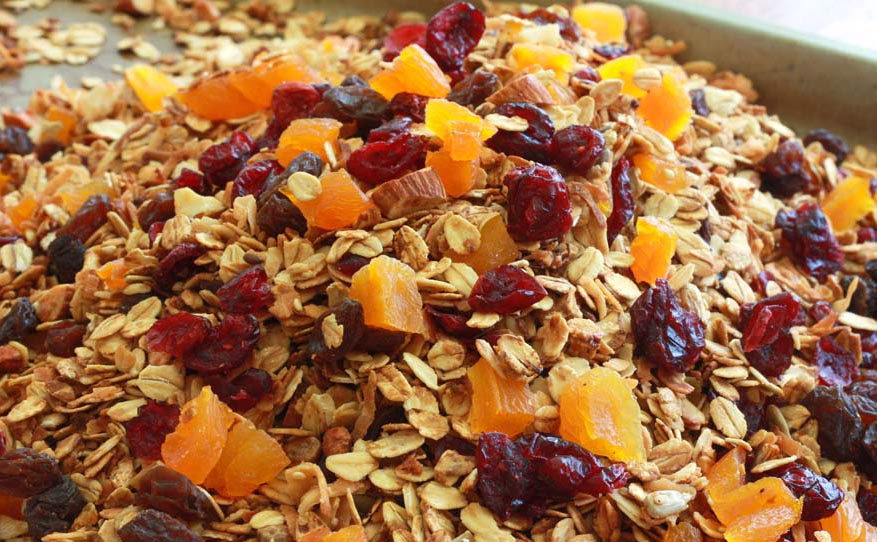 Healthy Homemade Granola by The Daring Gourmet http://www.daringgourmet.com/2013/04/29/healthy-homemade-granola/
