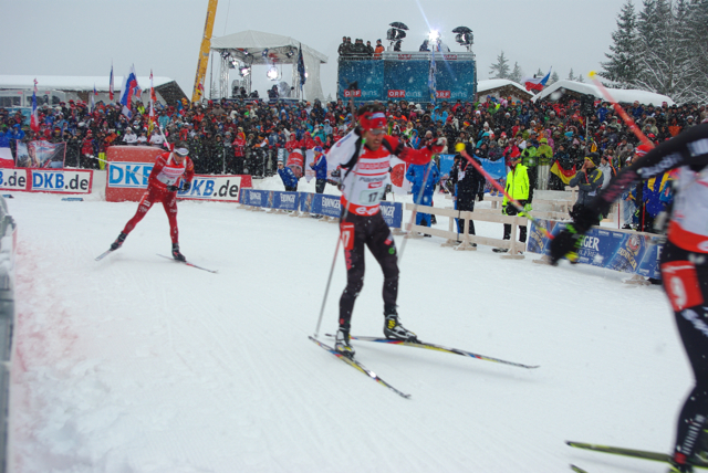 Scott Perras in the lead pack with Ole Einar Bjørndalen (NOR) and a lot of freshly falling snow.