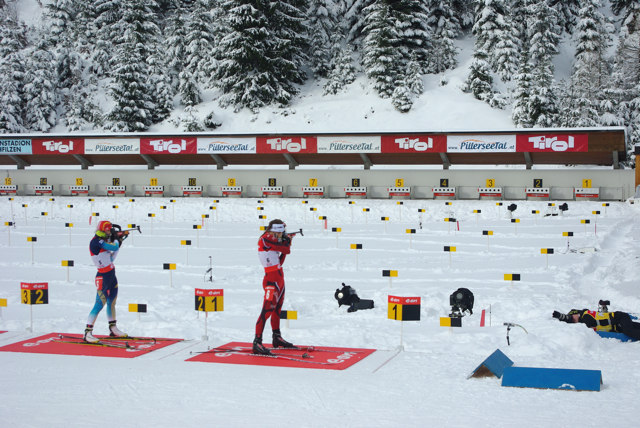Synnøve Solemdal (right) and Juliya Dzhyma on the range in the final standing stage. Both cleaned.