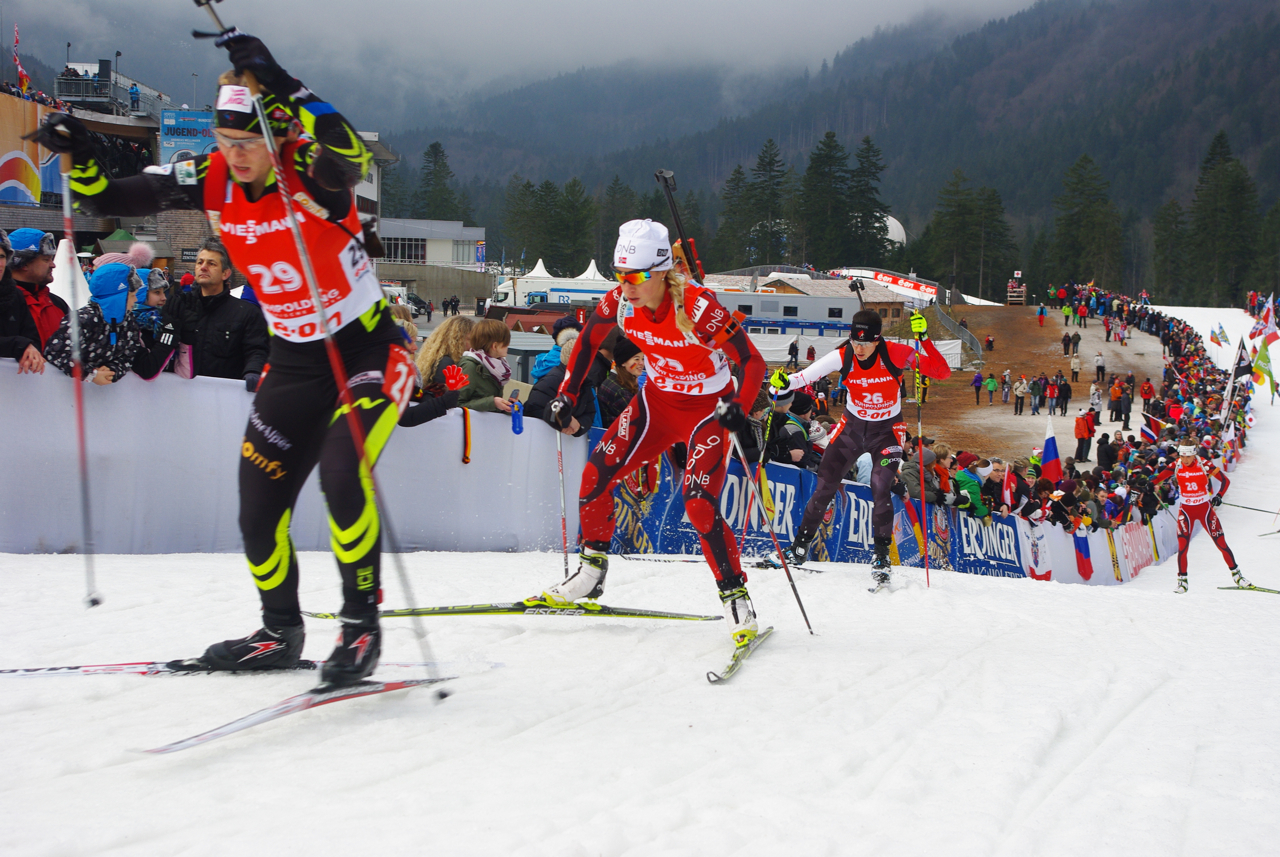 Rosanna Crawford (bib 26) chasing Anais Bescond of France and Tiril Eckhoff of Norway in the pursuit.