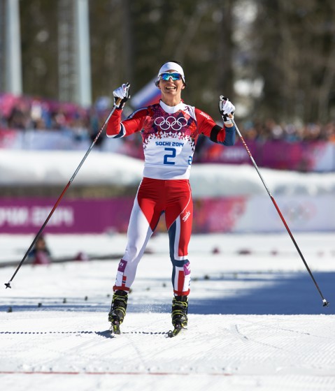 Marit Bjoergen (NOR) claims skiathlon gold.  Photo: Fischer / Nordic Focus.