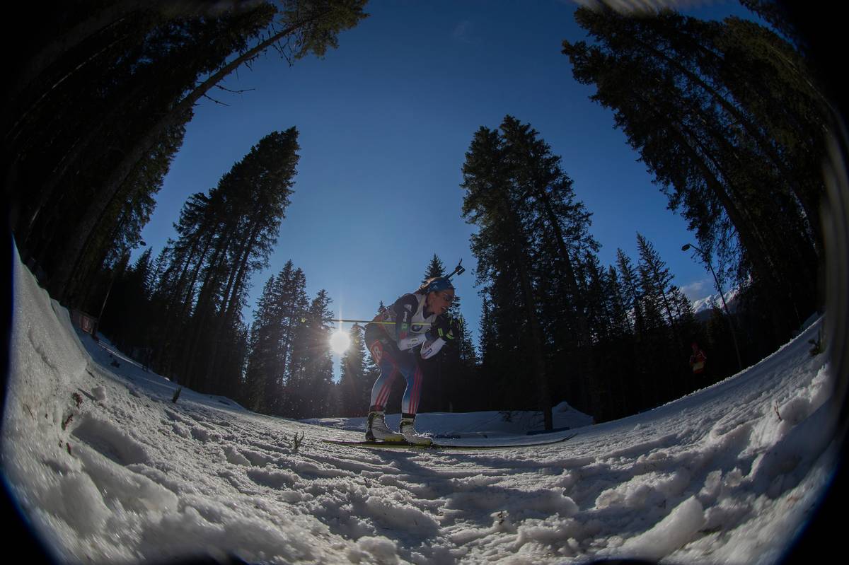 Susan Dunklee on the trails trying to make up for time lost by a rifle malfunction. Photo: USBA/NordicFocus.
