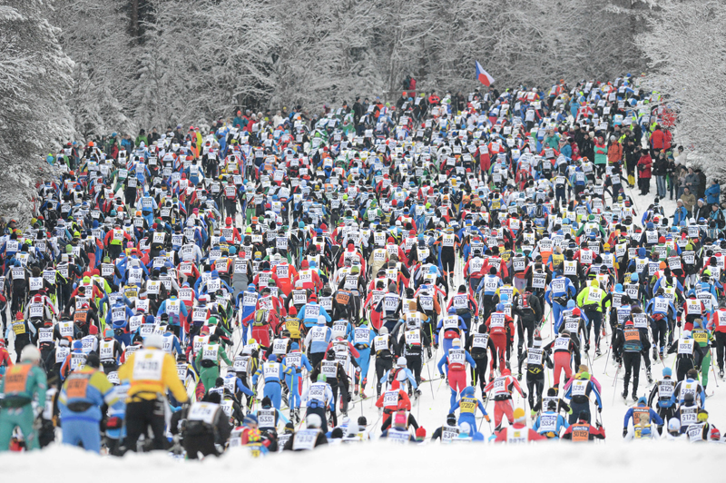 The first hill on the Vasaloppet course. 15,800 skiers start at once, and it took me 35 minutes to go three kilometers. Photo: Rauschendorfer/NordicFocus.