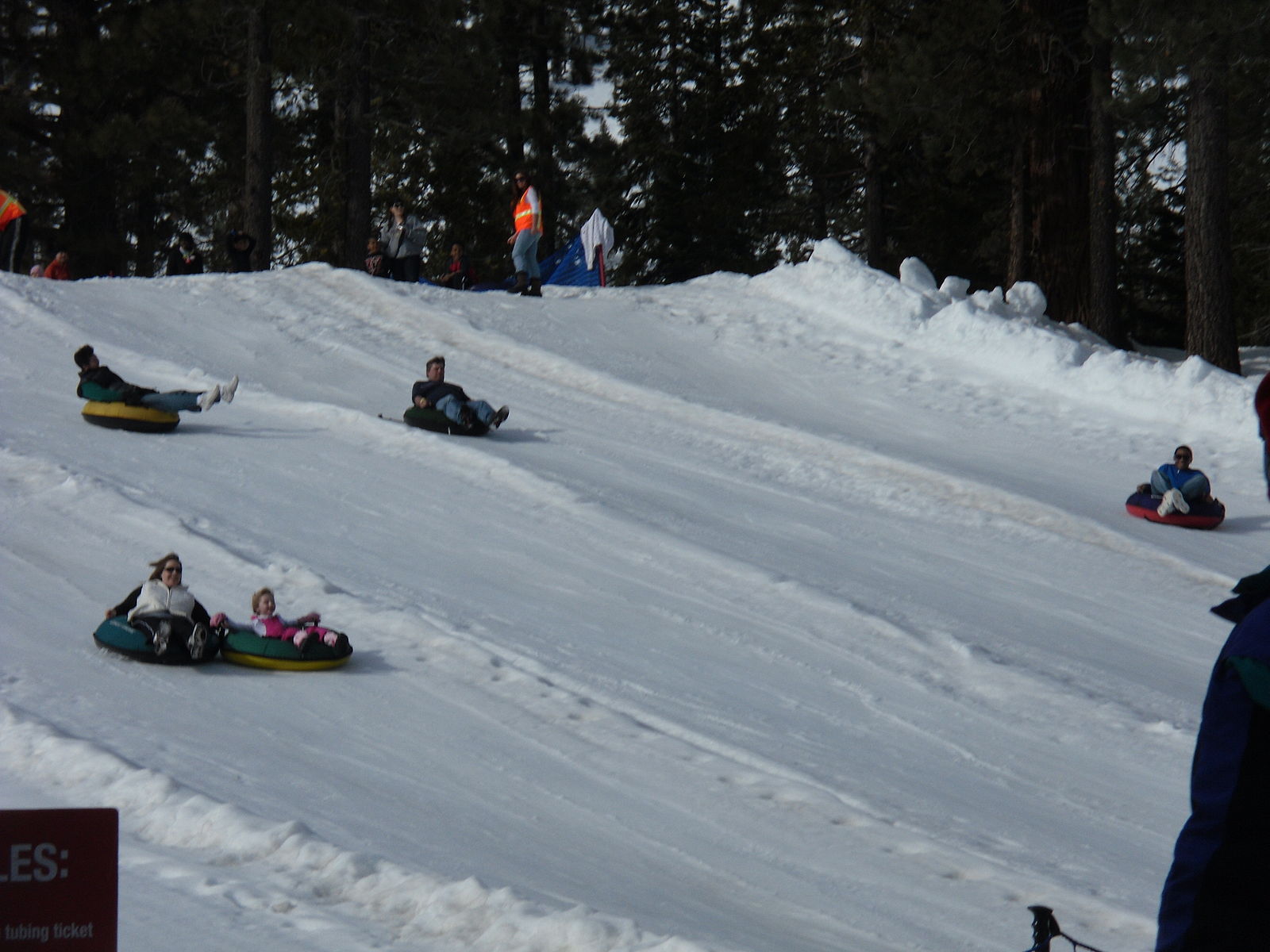 Snow tubers in action (Photo: Wikimedia Commons)