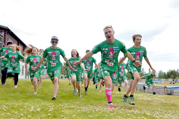 Robin Bryntesson (front) running with Swedish kids at his camp for diabetic children. Photo: Team Robin.
