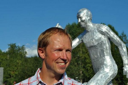 Frode Estil, an individual Olympic and World Champion from Norway, by a statue of himself in his hometown of Lierne in July. (Photo: FIS Cross Country/Twitter)