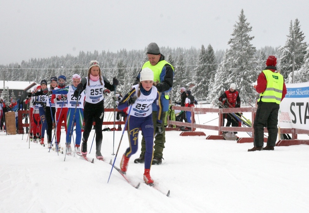 Junior skiers jet out of the start at the Sjusjøcupen, part of the Hedmark state race series in Norway. (Photo: Inge Scheve) 