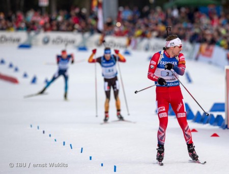 Svendsen (r) glances back before securing the victory for Norway in the men's 4 x 7.5 k relay, ahead of Germany's Simon Schempp (c) in second and Russia's Anton Shipulin (l) in third. (Photo: IBU/Ernst Wukits)