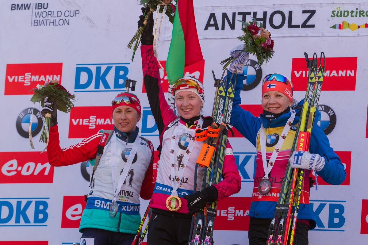 Darya Domracheva (Belarus, center) won the 10 k pursuit in Antholz, Italy, by a landslide over Daria Virolaynen (Russia, left) and Kaisa Makarainen (Finland, right). (Photo: Fischer/NordicFocus)