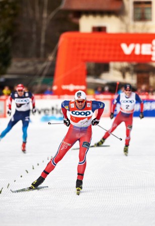 Petter Northug (NOR) takes the stage win.  (photo: Fischer / Nordic Focus)