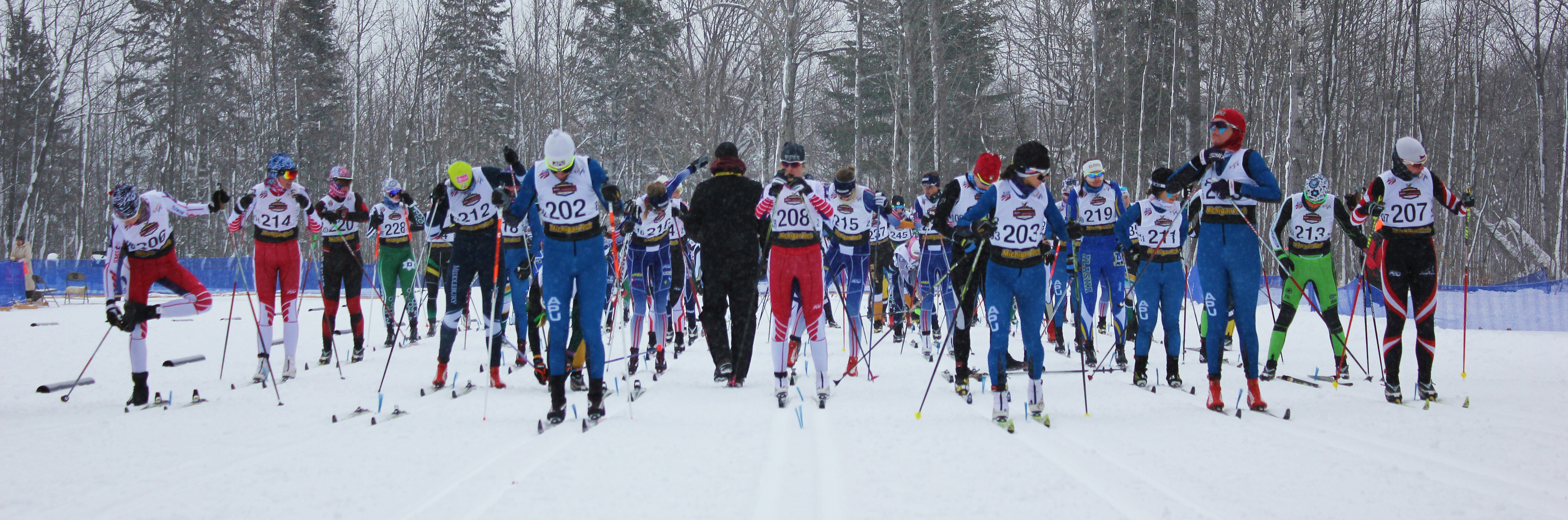 The start of the women's 20 k classic mass start at the 2015 U.S. Cross Country Championships in Houghton, Mich. 