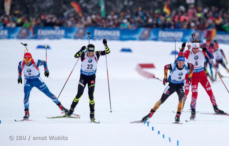The top five heading towards the finish line. (Photo: IBU/Ernst)