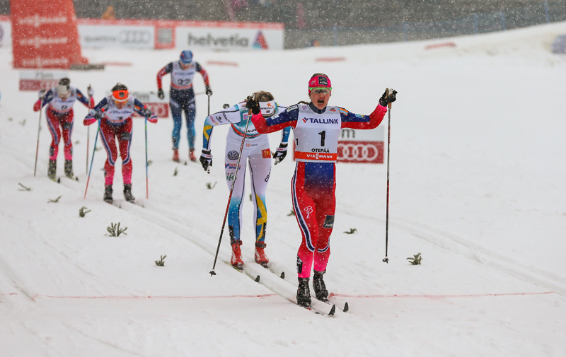Ingvild Flugstad Oestberg (NOR) takes the win.  (photo: Fischer/Nordic Focus)