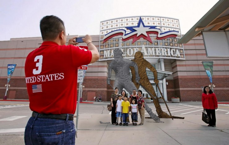 A family snaps a photo in front of the Mall of America with "Jessie and Caitlin," two 20-foot statues designed to honor the silver-and-bronze medal performances of Jessie Diggins and Caitlin Gregg at 2015 Nordic World Ski Championships in February. (Photo: Team Gregg) 