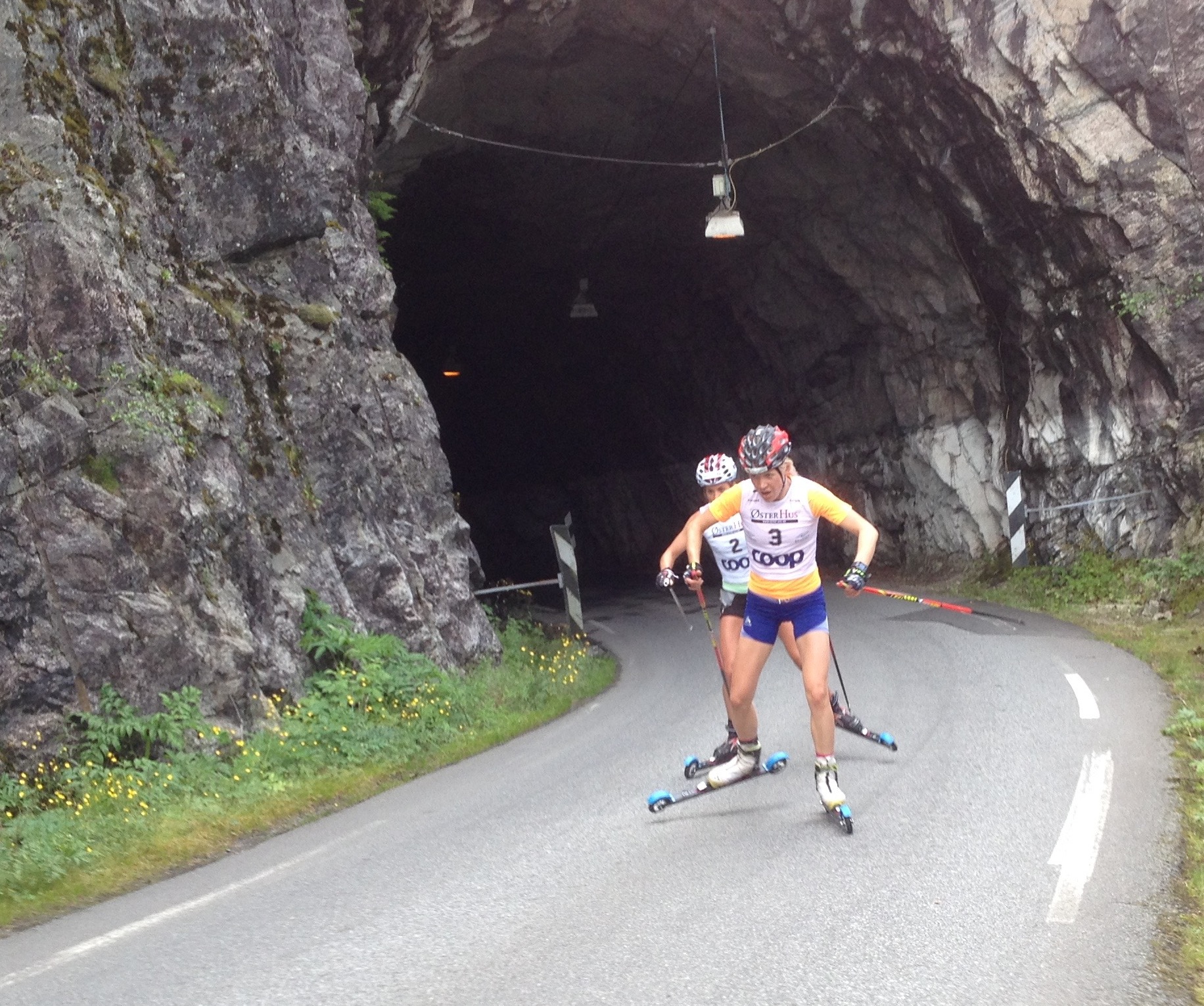 Kaisa Makarainen leading Heidi Weng partway through the race. (Photo: Matthias Ahrens)