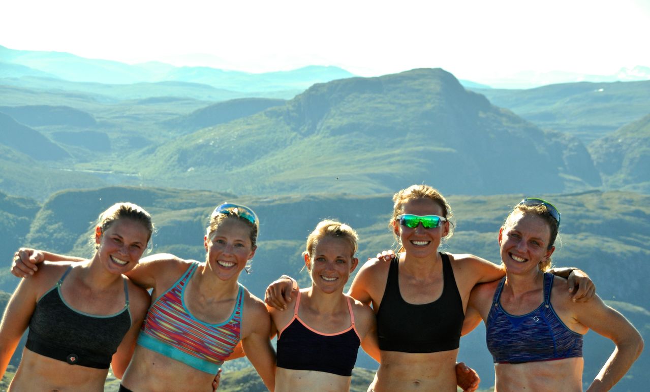 The five USA women after the Fonna Opp hill climb (l-r Jessie Diggins, Kikkan Randall, Liz Stephen, Sophie Caldwell, Caitlin Gregg). (Photo: USSA)