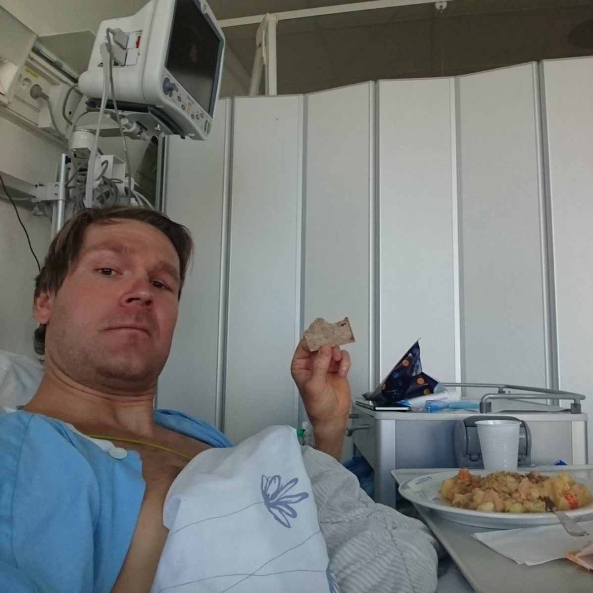 Norwegian sprinter-turned-distance skier Øystein Pettersen Instagramed a photo of himself in the Ahus hospital in Norway on Monday, showing his highlight of the day: stew and flatbread. (Photo: Øystein Pettersen/Instagram)