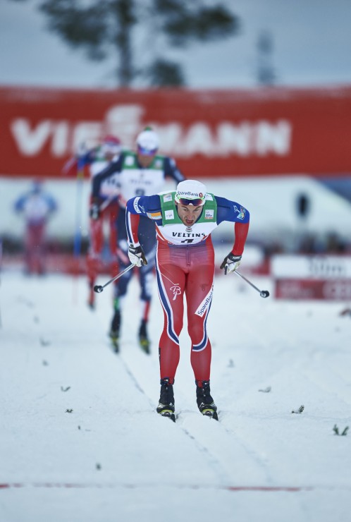 Petter Northug powers to second in the men's 15 k classic pursuit on Sunday, the final day of the Ruka Triple World Cup in Kuusamo, Finland. (Photo: Fischer/NordicFocus)