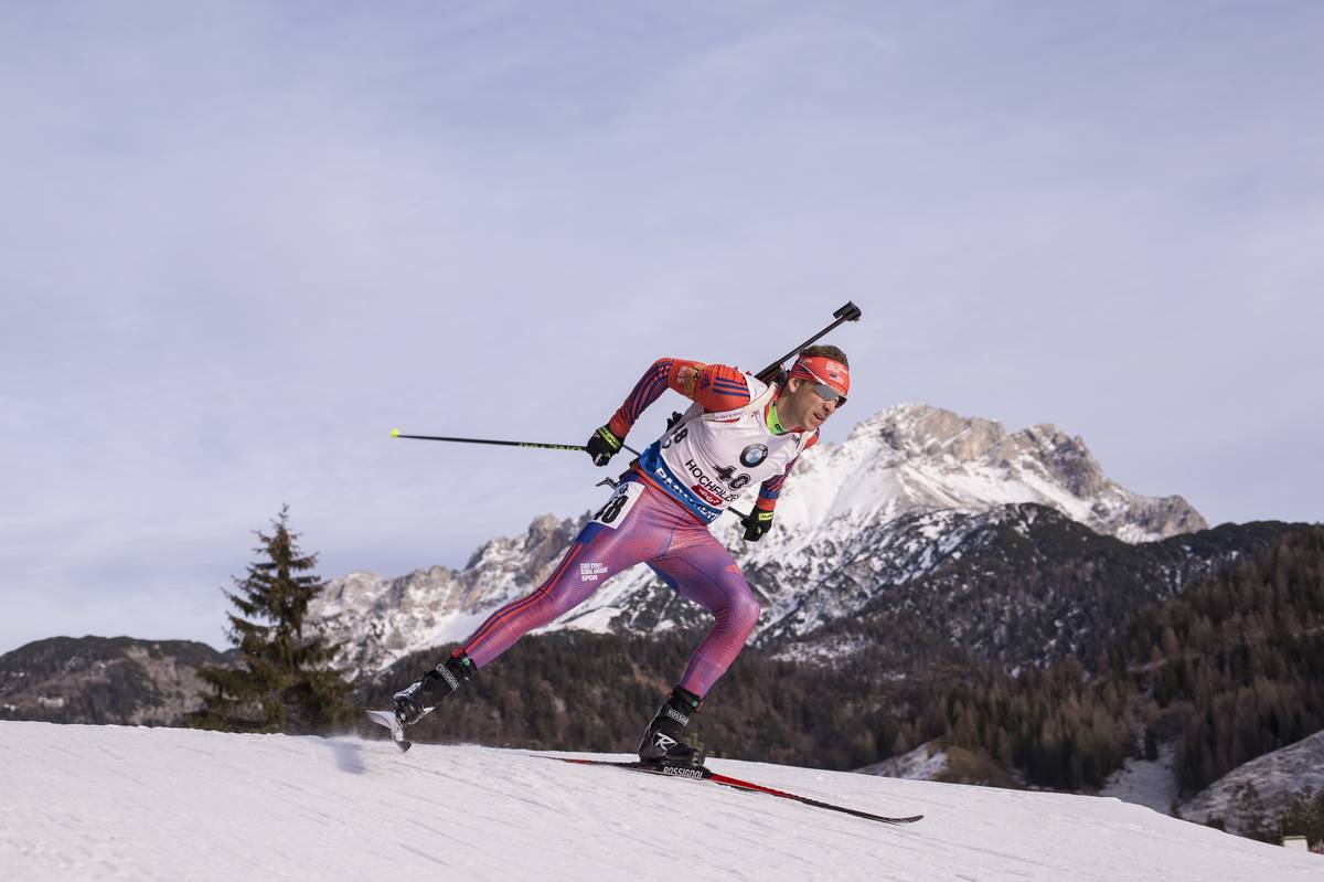 Lowell Bailey of the United States flying to 11th place in the men's 10 k sprint in Hochfilzen, Austria. (Photo: US Biathlon / NordicFocus)