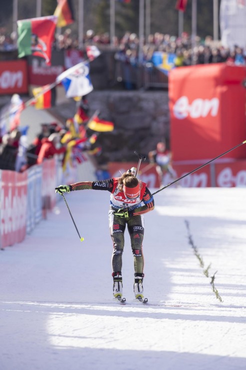 Germany's Laura Dahlmeier takes a bow as she wins the women's pursuit at the IBU World Cup in Hochfilzen, Austria, by 13.3 seconds on Saturday. (Photo: Fischer/NordicFocus)