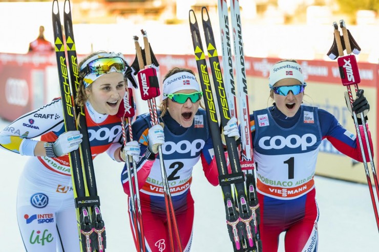 The top-three women in Saturday's World Cup freestyle sprint in Toblach, Italy, with Norway's Maiken Caspersen Falla (c) in first place, Ingvild Flugstad Østberg (r) in second, and Sweden's Stina Nilsson (l) in third. (Photo: Fischer/NordicFocus)