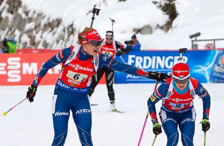 Gabriela Soukalová (l) tags Czech teammate Veronika Vitková in fourth during the final exchange in the IBU World Cup women's 4 x 6 k relay. The Czech Republic team went on to finish second with just two spares from Vitkova. (Photo: IBU/Rene Miko)