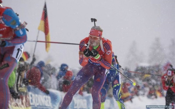 Lowell Bailey (US Biathlon) racing to 21st in the men's 15 k mass start at the IBU World Cup in Ruhpolding, Germany. He shot 19-for-20 amid heavily falling snow. (Photo: USBA/NordicFocus)