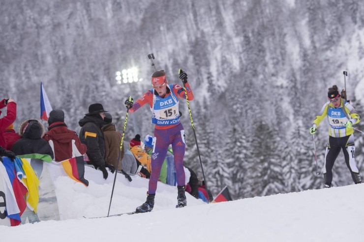Clare Egan (US Biathlon) skiing the third leg of the 4 x 6 k relay on Sunday, bringing her team from 18th to 16th with just one spare round. (Photo: USBA/NordicFocus) 