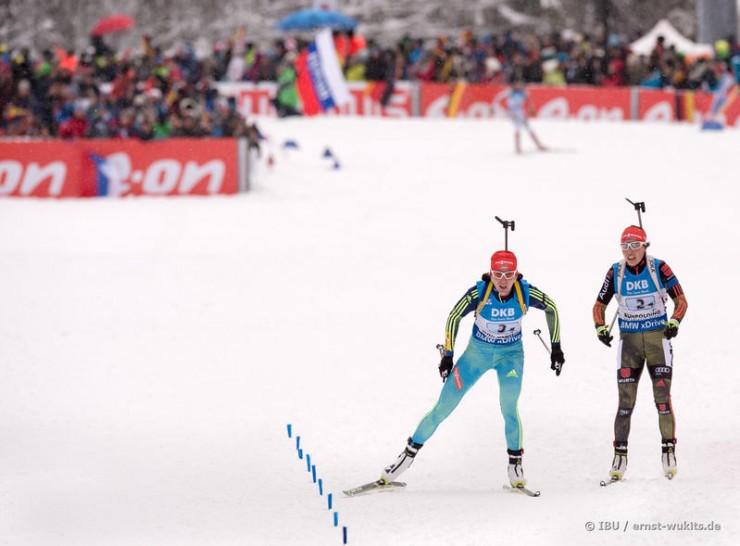 Ukraine's Olena Pidhrushna (l) boxing out Germany's Laura Dahlmeier in the final meters of the women's 4 x 6 k relay in front of a packed Chiemgau Arena at the IBU World Cup in Ruhpolding, Germany. (Photo: IBU/Ernst Wukits) 