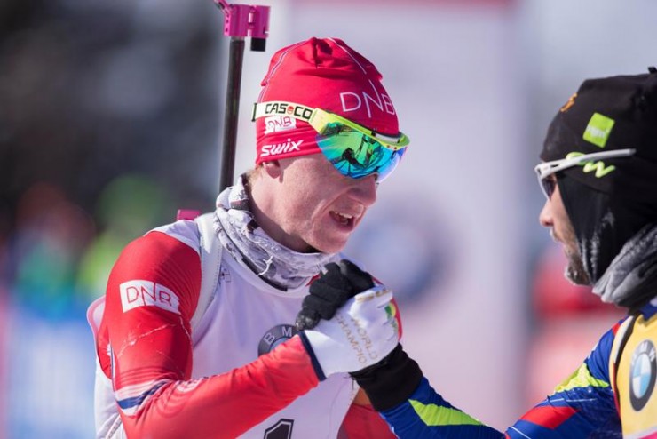 Norway's Johannes Thingnes Bø (l) congratulates France's Martin Fourcade after placing second to Fourcade in the IBU World Cup men's pursuit in Presque Isle, Maine. (Photo: USBA/NordicFocus)
