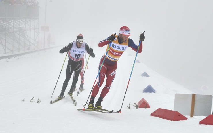 Norway's Martin Johnsrud Sundby (r) leads Switzerland's Dario Cologna early in the men's 50 k classic mass start at Holmenkollen in Oslo, Norway. (Photo: Fischer/NordicFocus)