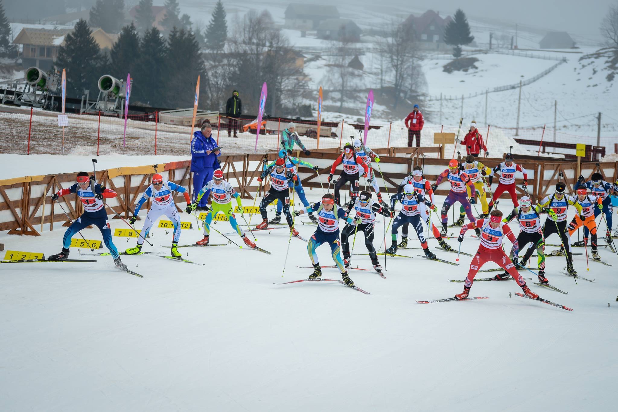 The start of the youth men's 3 x 7.5 k relay. (Photo: IBU YJWCH Cheile Gradistei 2016/Facebook)
