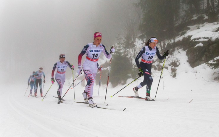 Sadie Bjornsen (14) leading a chase pack with Italy's Virginia de Martin Topranin (r) and Jessie Diggins (l) just behind. (Photo: Fischer/NordicFocus)