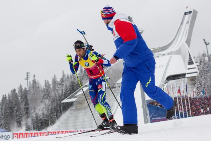 A French national team member encourages Martin Fourcade (l) as the overall World Cup leader races to his second-straight gold of 2016 IBU World Championships, in the men's 10 k sprint on Saturday in Oslo, Norway. (Photo: IBU) 