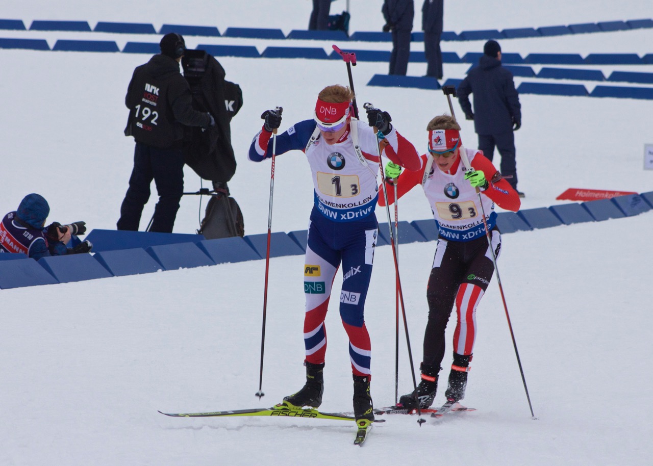 Scott Gow shadowing Norway's Johannes Thingnes Bø on leg three. (Photo: JoJo Baldus)