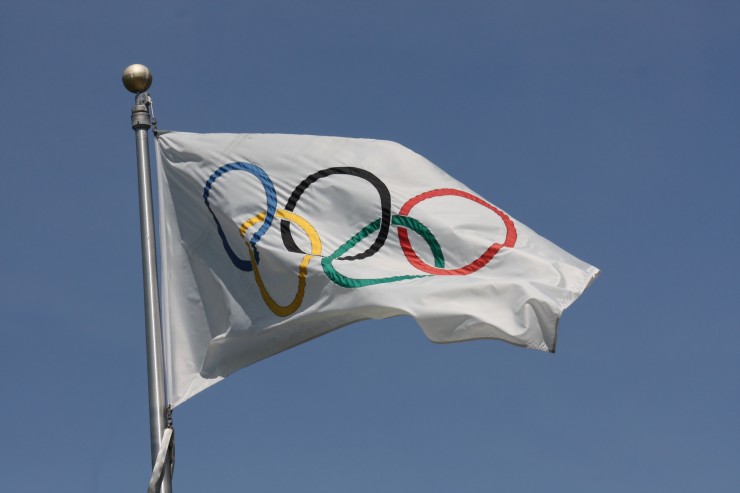 The Olympic flag will fly at the upcoming 2016 Summer Olympics in Rio de Janiero, Brazil, next month but what message is its governing body, the International Olympic Committee, sending in its most recent decision regarding Russia? (Photo: Wikimedia Commons)