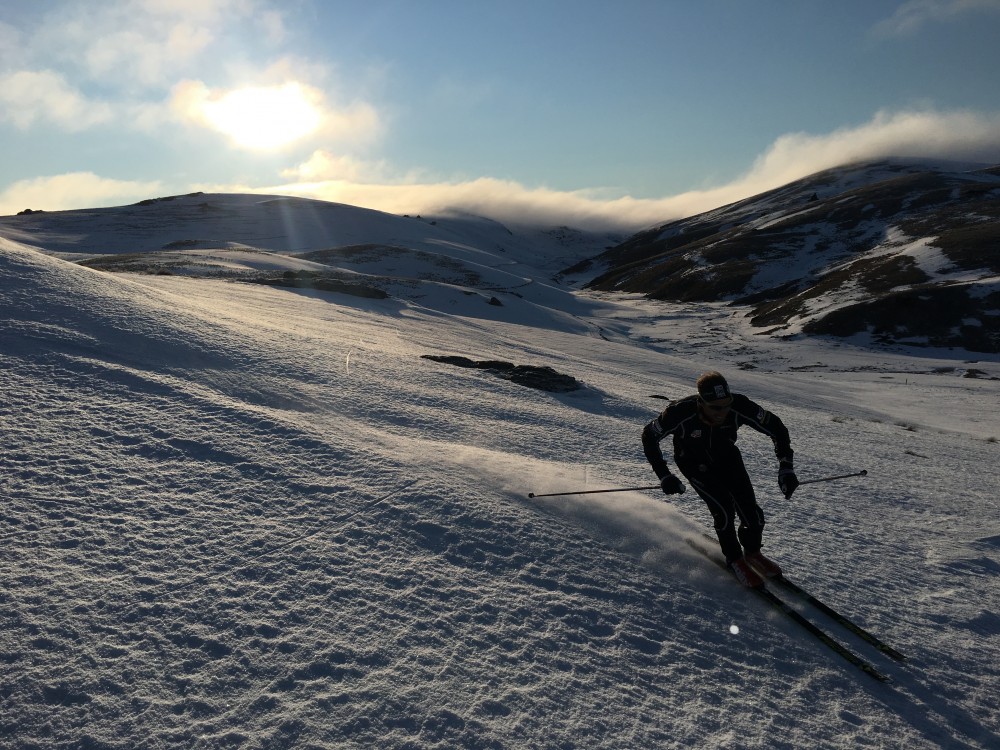 USST athlete Andy Newell carving a turn during a crust cruise at Snow Farm, New Zealand. (Photo: Erika Flowers) 