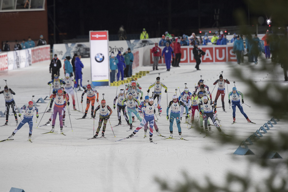 The field leaves the start in the mixed relay in Ostersund, Sweden, on Sunday. (Photo: USBA/NordicFocus.com)