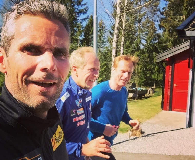 Thomas Alsgaard (near) jogging with fellow former Norwegian skiers Espen Bjervig and Bjørn Dæhlie earlier this year. (Photo: Thomas Alsgaard Instagram via OpenSki.ru)