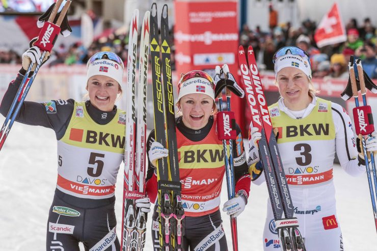 Ingvild Flugstad Oestberg (NOR), Maiken Caspersen Falla (NOR) and Hanna Falk (SWE) top the sprint podium in Davos (SUI).  (Photo: Fischer/NordicFocus.com)