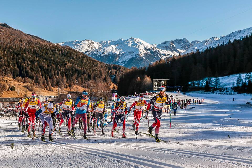 Norway's Martin Johnsrud Sundby (r) leading early in the men's 10 k classic mass start on at Stage 2 of the Tour de Ski on Sunday, with Alex Harvey (second from r), Norway's Finn Hågen Krogh (3) and Russia's Sergey Ustiugov (second from front left, in light blue) among those matching his pace. (Photo: Fischer/NordicFocus)