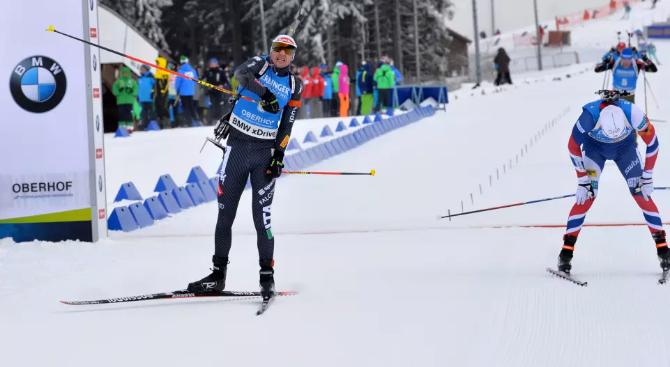 Italy’s Dominik Windisch (l) celebrates after beating Norway’s Emil Hegle Svendsen (r) in the race for third place in the men’s 12.5-kilometer pursuit at the 2017 IBU World Cup in Oberhof, Germany. (Photo: IBU)